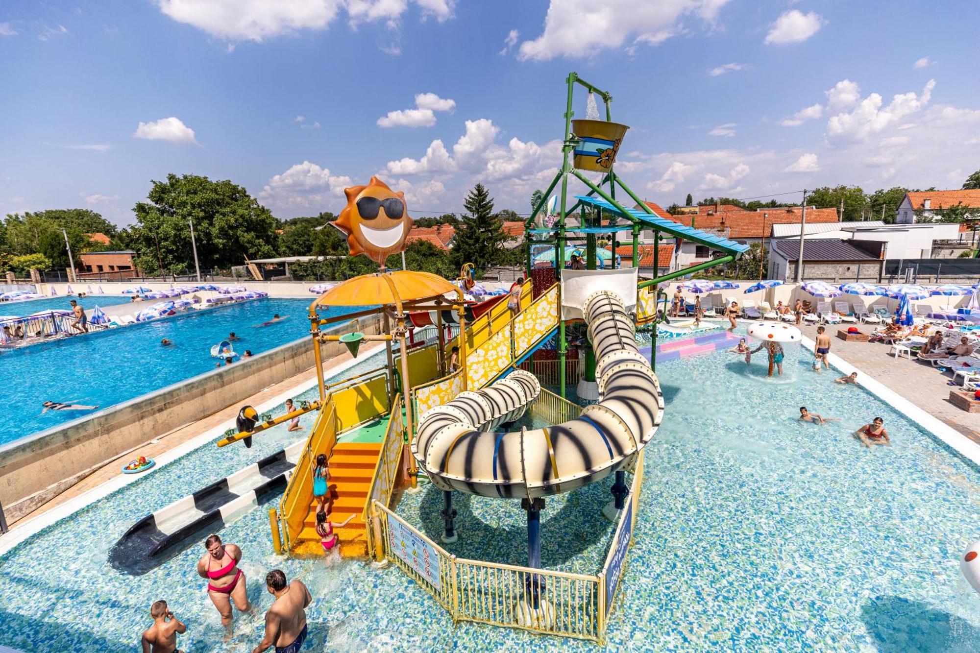 Garni Hotel Hollywoodland Wellness & Aquapark Belgrad Exteriör bild
