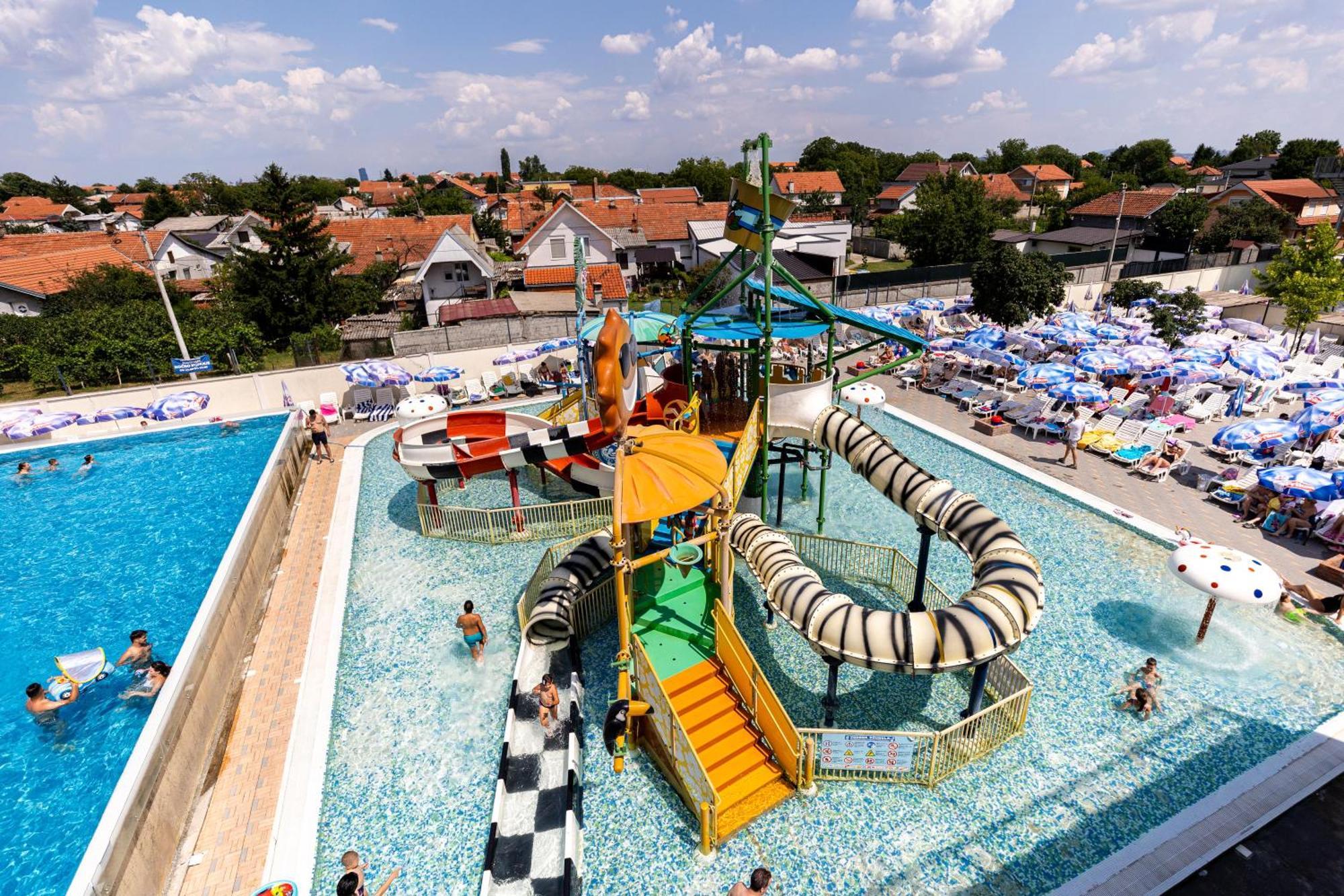 Garni Hotel Hollywoodland Wellness & Aquapark Belgrad Exteriör bild