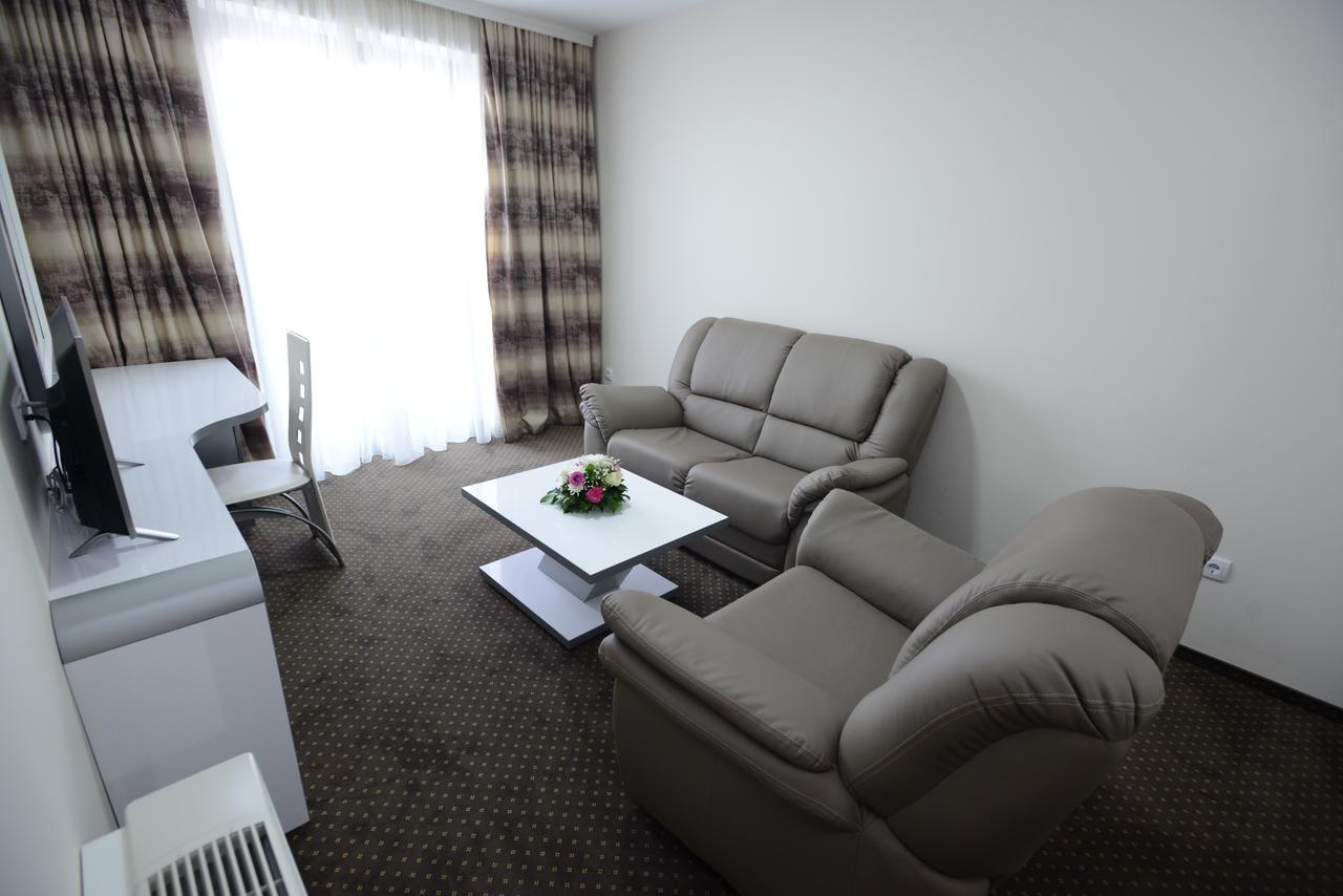 Garni Hotel Hollywoodland Wellness & Aquapark Belgrad Exteriör bild