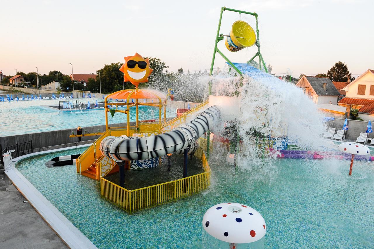 Garni Hotel Hollywoodland Wellness & Aquapark Belgrad Exteriör bild