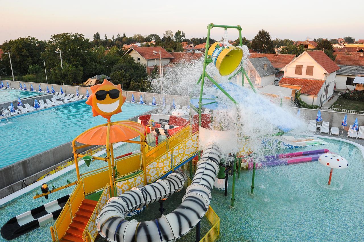 Garni Hotel Hollywoodland Wellness & Aquapark Belgrad Exteriör bild