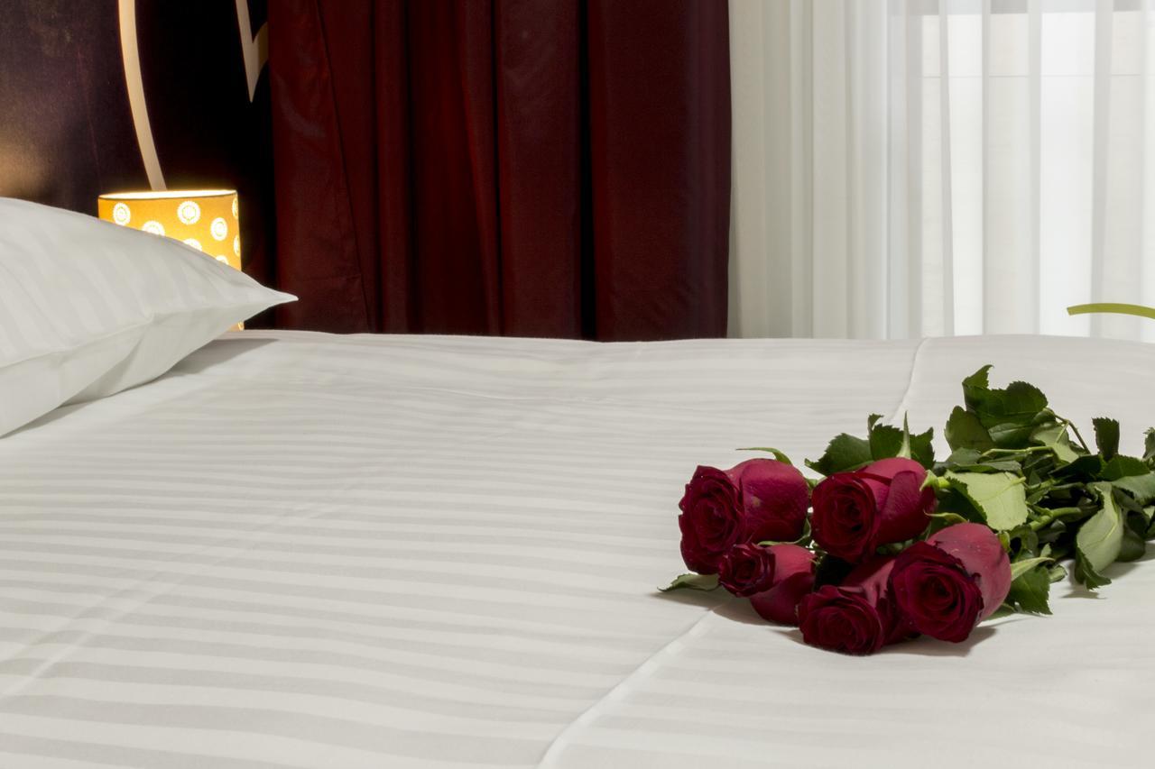 Garni Hotel Hollywoodland Wellness & Aquapark Belgrad Exteriör bild