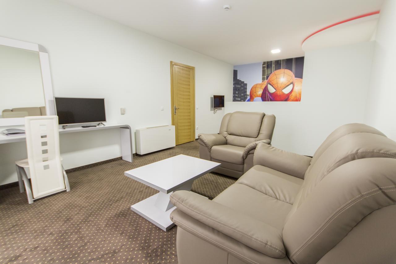 Garni Hotel Hollywoodland Wellness & Aquapark Belgrad Exteriör bild
