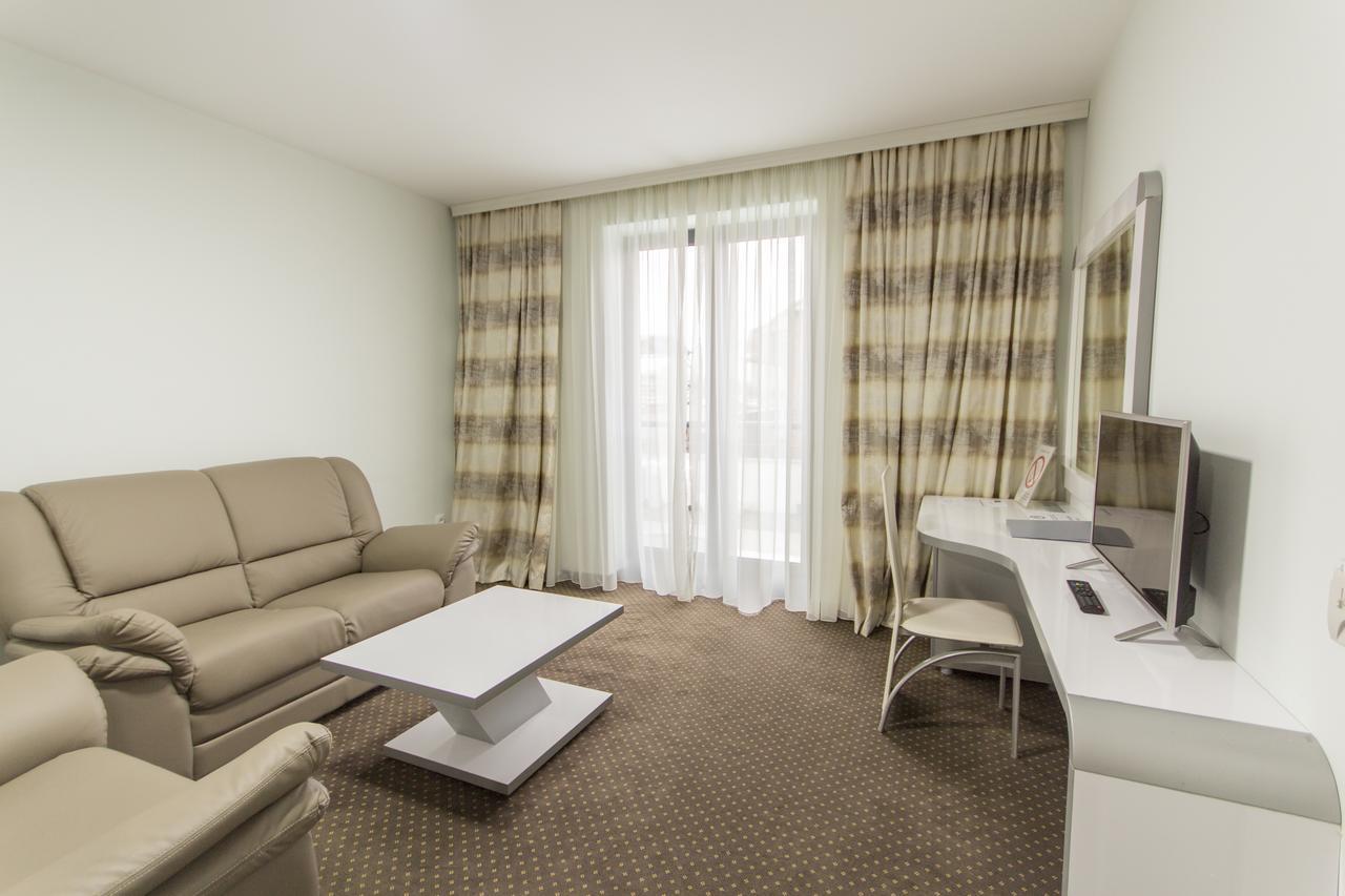 Garni Hotel Hollywoodland Wellness & Aquapark Belgrad Exteriör bild