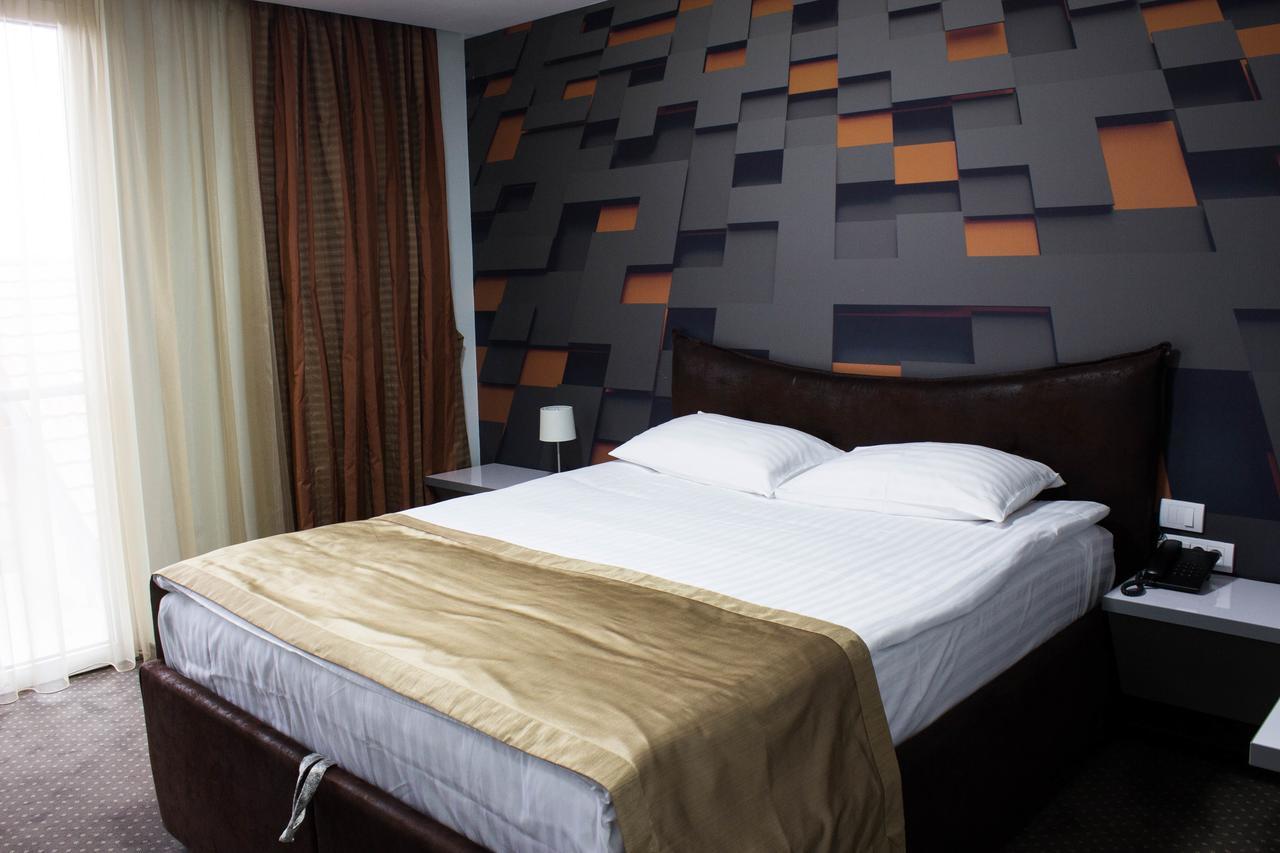 Garni Hotel Hollywoodland Wellness & Aquapark Belgrad Exteriör bild